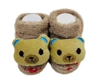 Zapatitos de bebé tipo calcetín en color café con caras de osito bordadas al frente, suaves y cómodos.