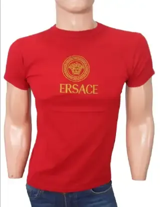 Playera bordada roja con logotipo dorado bordado en el pecho de estilo Versace, cuello redondo y manga corta.