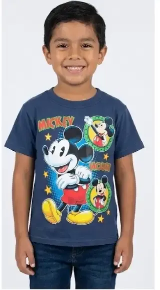 Playera azul marino de manga corta para niño con estampado frontal de Mickey Mouse y detalles de estrellas amarillas.