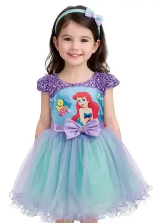 Vestido de fiesta con diseño de La Sirenita, hombros de lentejuelas moradas y falda de tul en color turquesa
