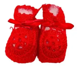 Zapatitos tejidos de estambre en color rojo vibrante con moño de listón satinado, hechos a mano para bebé.