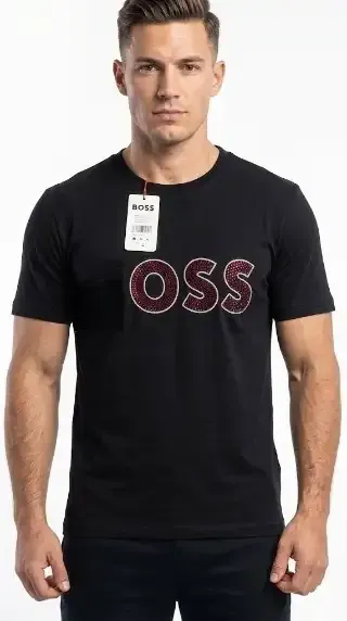 Playera negra con aplicación de pedrería que forma la palabra "BOSS" en el pecho y cuello redondo.
