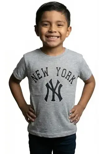 Playera gris de manga corta para niño con el logotipo de New York Yankees impreso en color azul marino al frente.