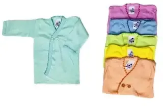 Playeritas cruzadas de manga larga en colores sólidos pastel como menta, rosa, azul, amarillo y melocotón.