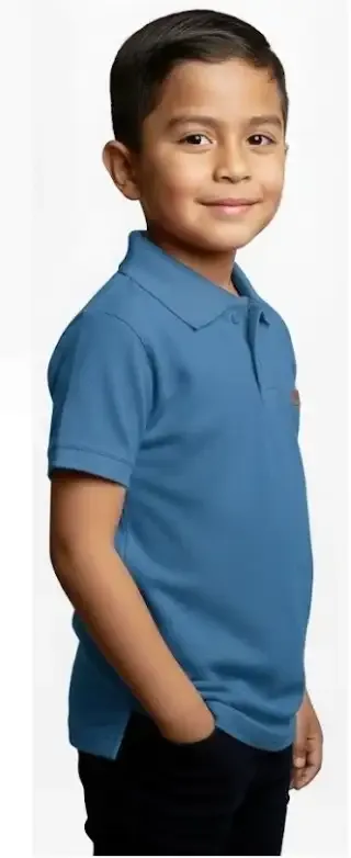 Playera tipo polo en color azul acero para niño, con cuello clásico, botones al frente y corte casual.