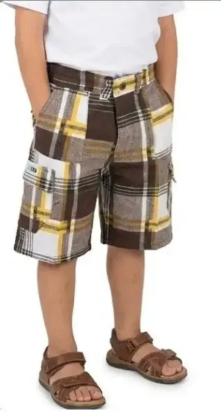 Short cargo de tela con estampado de cuadros en tonos café, amarillo y blanco, con bolsillos cargo y estilo veraniego.