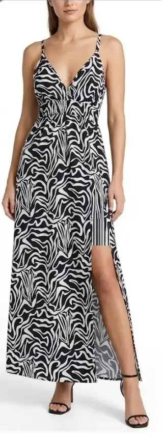 Vestido largo con estampado abstracto en blanco y negro, tirantes delgados, escote en V y abertura lateral en la pierna.