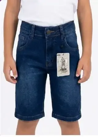 Short de mezclilla azul oscuro para niño con lavado suave, corte clásico y etiqueta decorativa en el bolsillo.