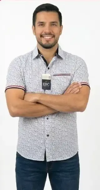 Camisa de vestir blanca con estampado de puntos pequeños, cuello camisero y manga corta con detalle en el borde.