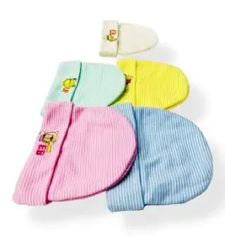 Gorritos tipo bonete para bebé en colores pastel con bordados de animalitos y rayas finas horizontales en algodón.