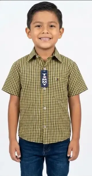 Camisa de manga corta para niño con estampado de cuadros pequeños en color amarillo y azul marino, estilo casual.