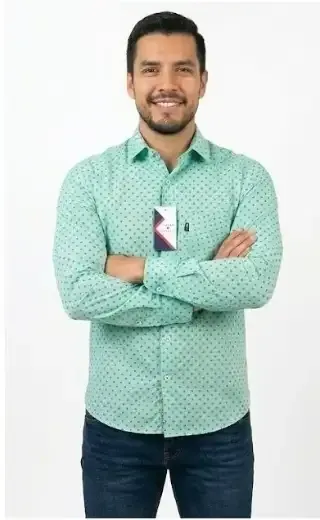 Camisa de vestir manga larga color verde menta con estampado discreto, manga larga y cuello clásico, ideal para un look casua