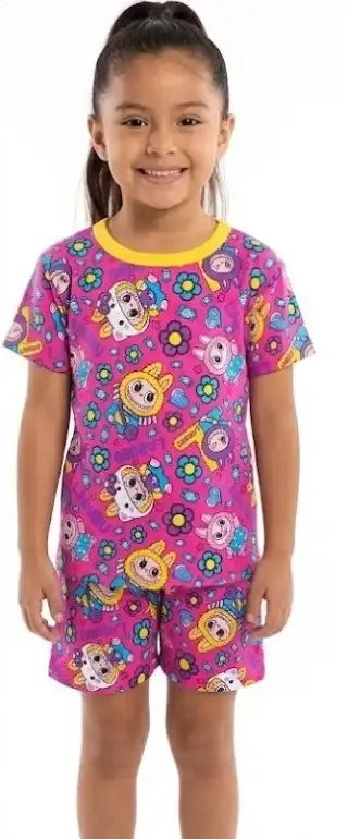 Conjunto de short y playera manga corta rosa con estampado colorido de personajes animados, flores y cuello amarillo.