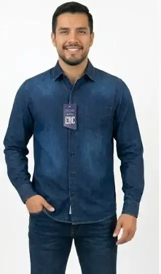 Camisa de mezclilla con bolsa azul oscuro con manga larga, un bolsillo frontal en el pecho y cuello camisero de corte regular