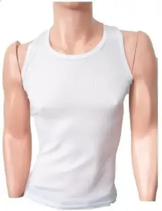 Camiseta básica blanca de tirantes para caballero con textura de canalé y ajuste ceñido al cuerpo.