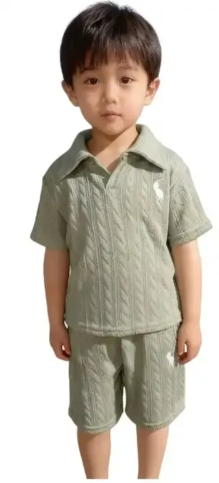 Conjunto casual de dos piezas para niño en color verde olivo con textura de punto y bordado de logotipo blanco.
