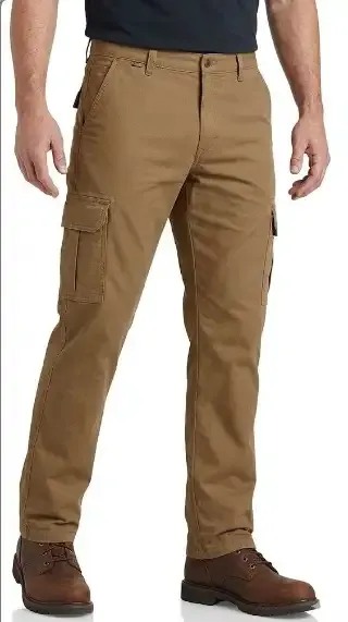 Pantalón de gabardina color café tabaco con bolsillos laterales tipo cargo y corte recto para un estilo aventurero.