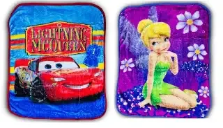 Cobijas infantiles con diseños de Rayo McQueen y Tinkerbell en colores vivos, ideales para cuna o carriola.