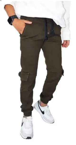 Pantalón jogger de gabardina en color café oscuro para niño, con bolsillos laterales tipo cargo y tobillos elásticos.