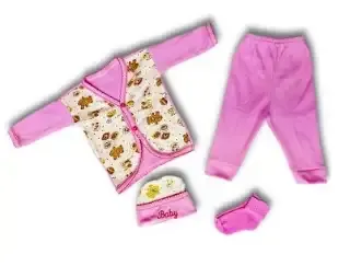 Conjunto de 4 piezas para bebé en color rosa: saquito estampado, pantalón, gorrito bordado y calcetines a juego.
